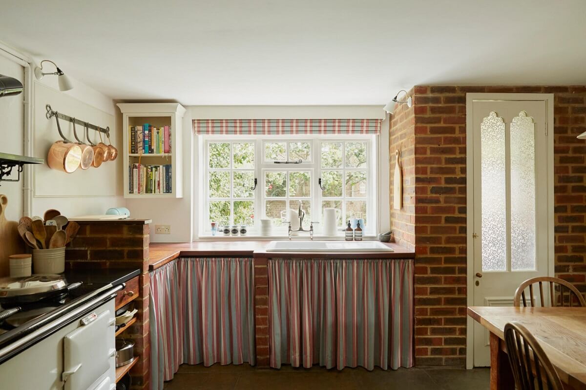 cottage-kitchen-aga-stove-skirting-exposed-brick-walls-nordroom