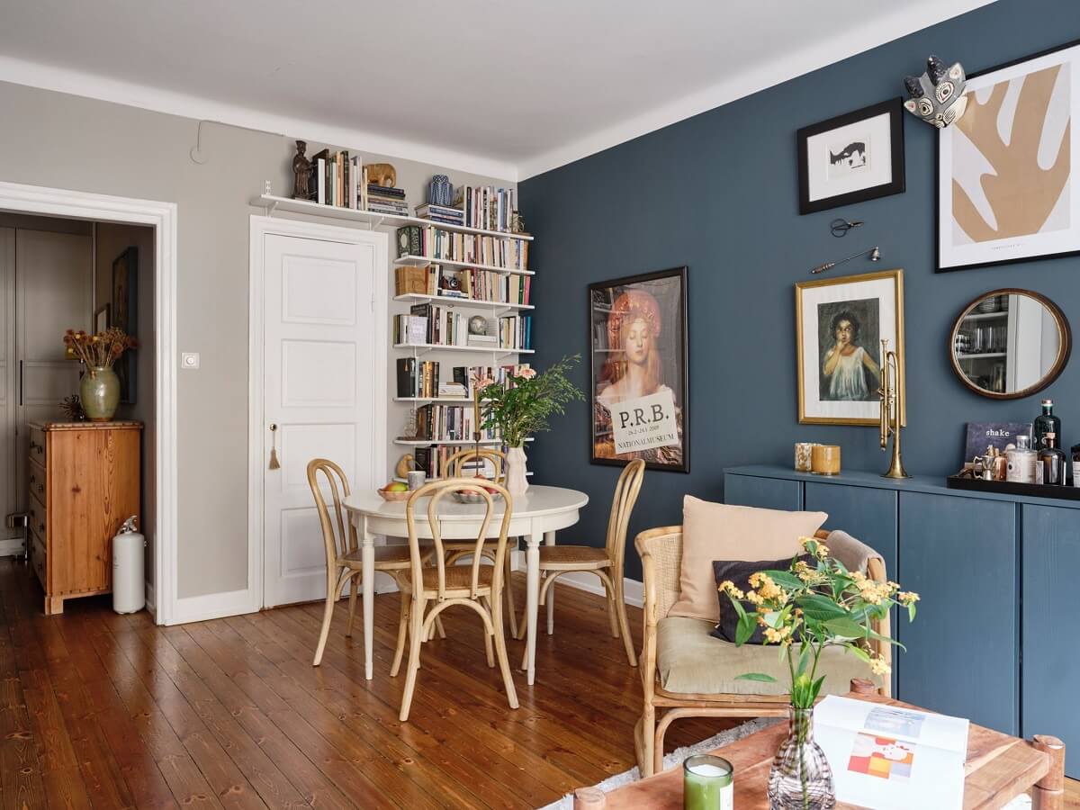 dark-blue-accent-wall-living-room-bookshelves-art-nordroom
