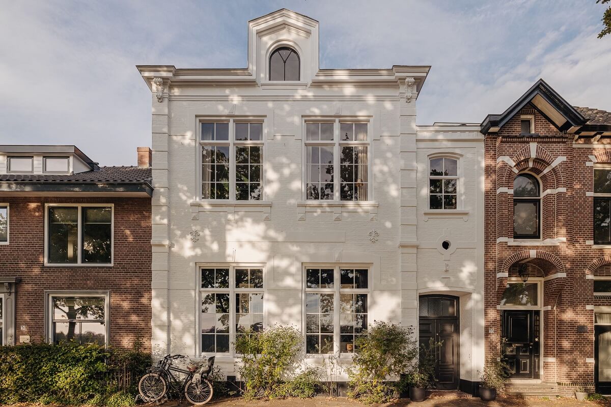 exterior-white-facade-townhouse-netherlands-nordroom