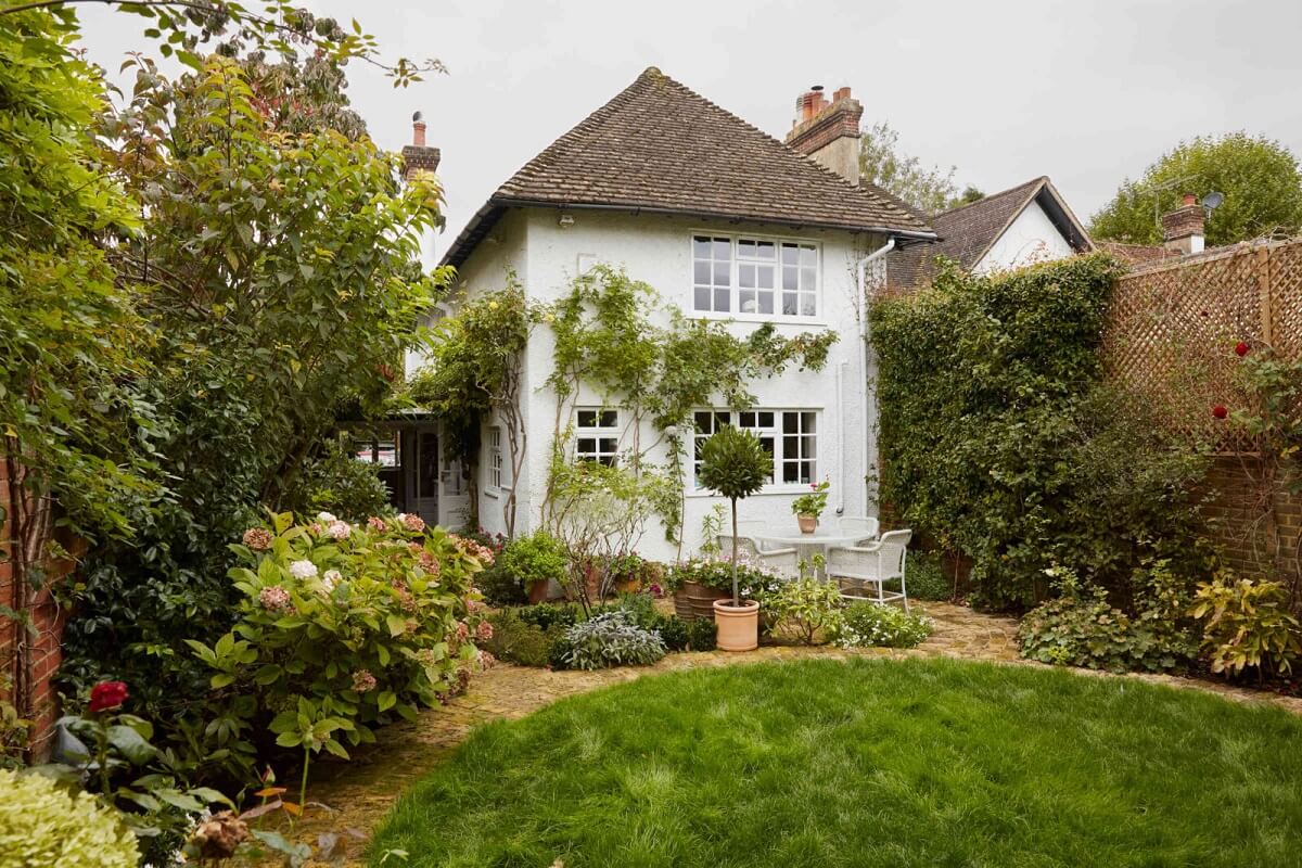 garden-facade-english-cottage-nordroom