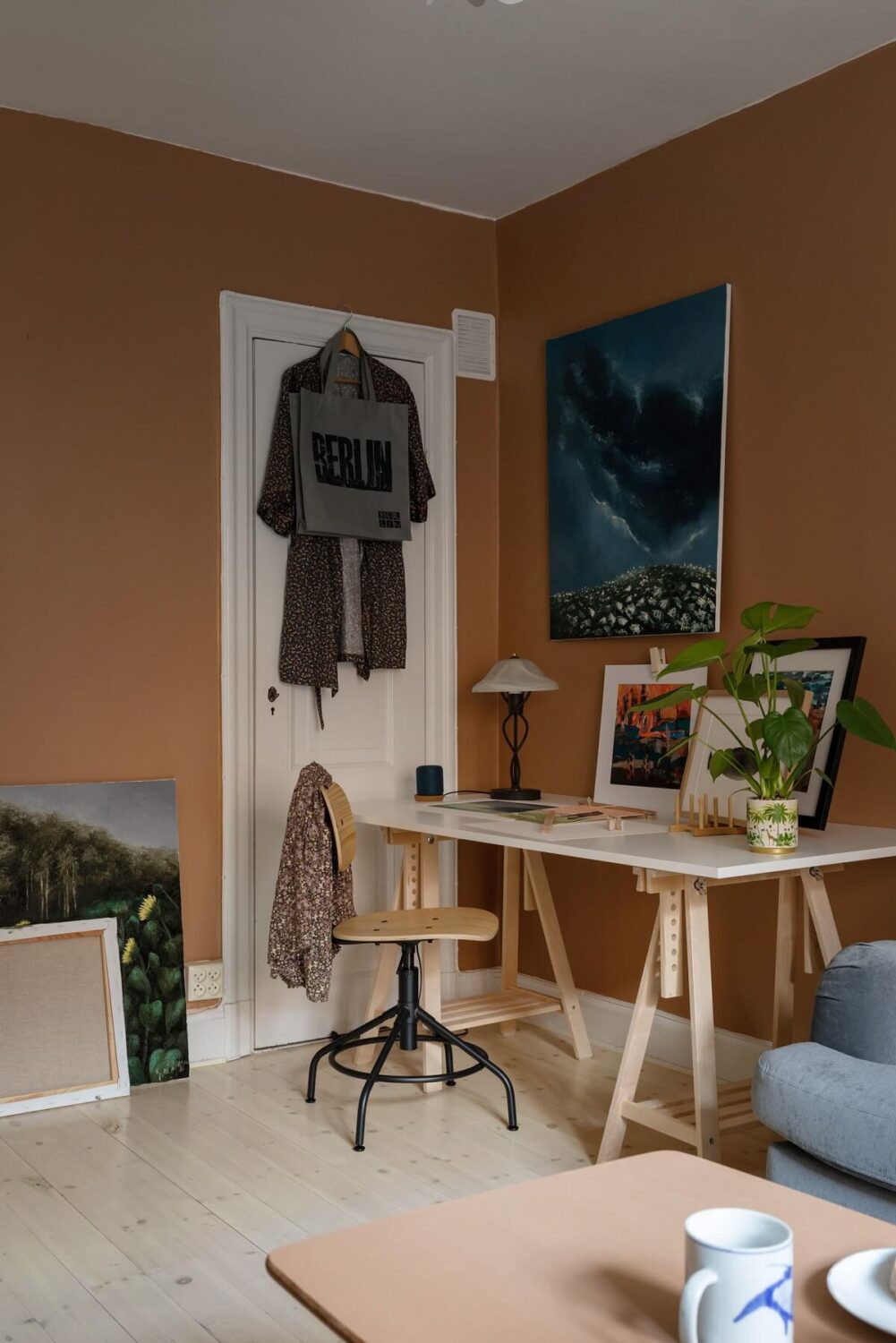 home-office-art-ikea-table-warm-sitting-room-nordroom