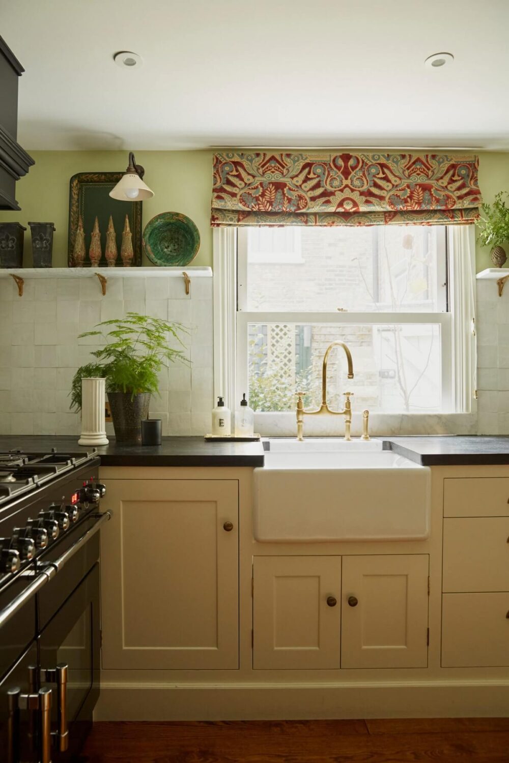 kitchen-butler-sink-curtain-shelf-nordroom