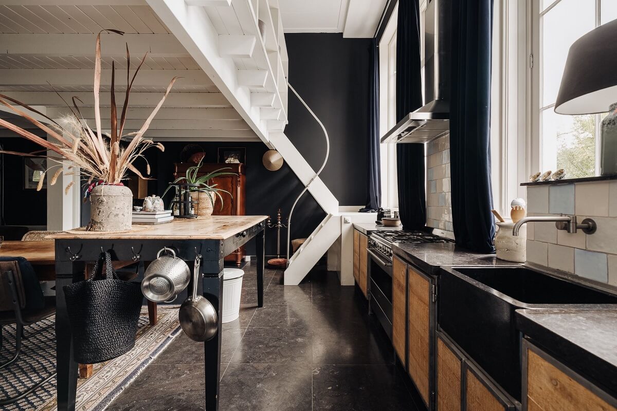 kitchen-loft-space-black-walls-nordroom