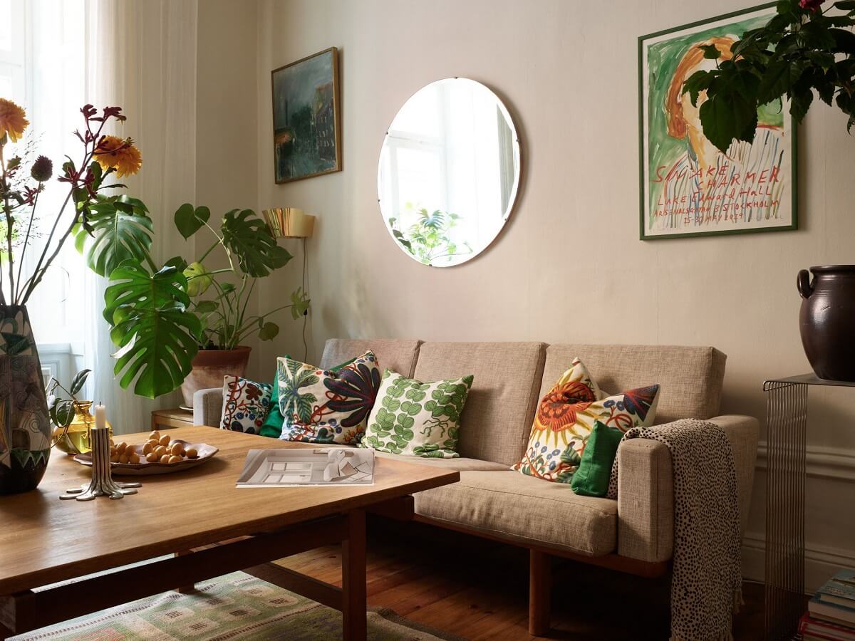 living-room-beige-walls-vintage-style-nordroom