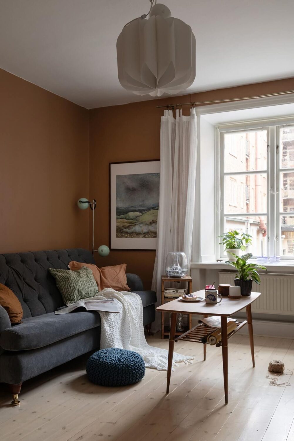 living-room-brown-walls-small-apartment-nordroom