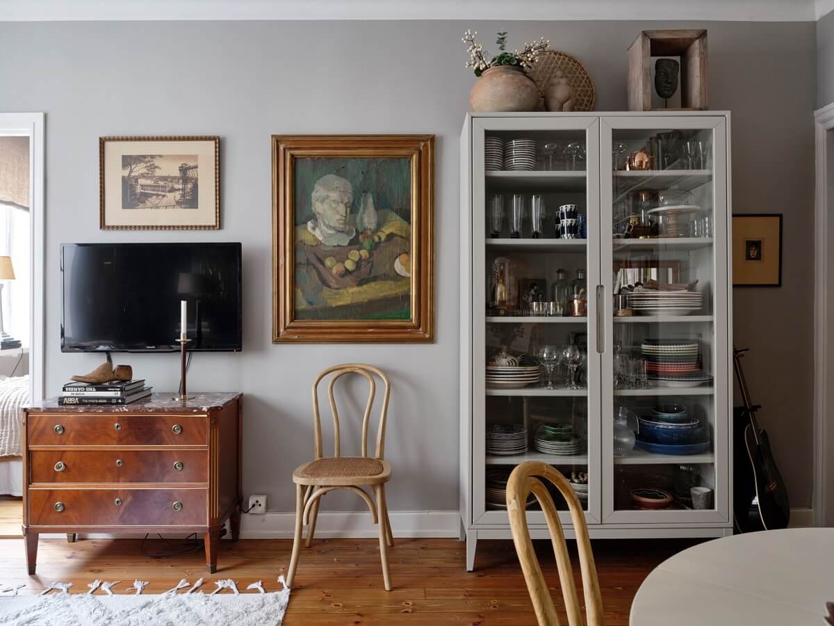living-room-light-gray-walls-wooden-floor-antique-art-nordroom