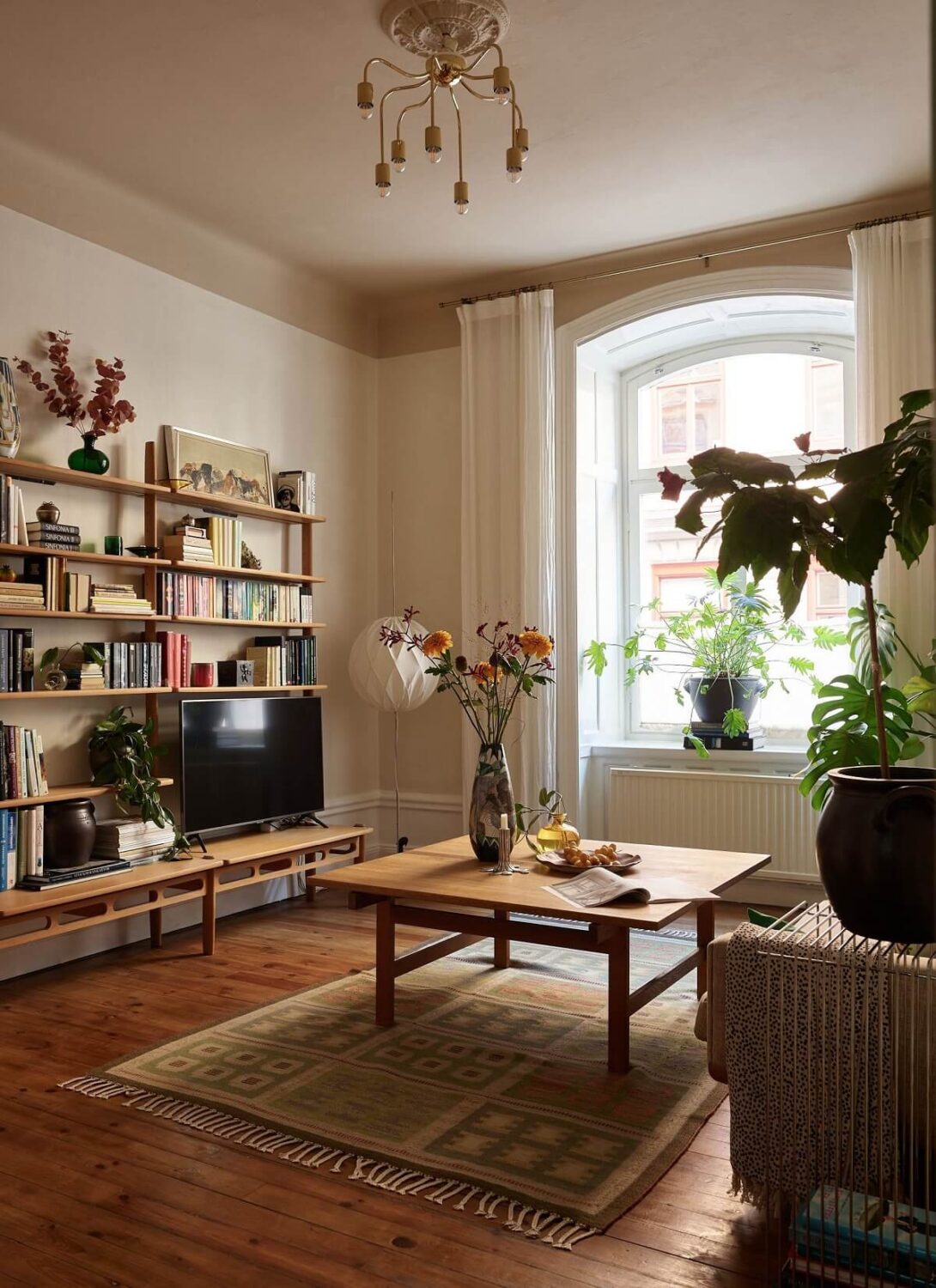 living-room-wooden-floor-painted-ceiling-bookshelves-vintage-style-nordroom