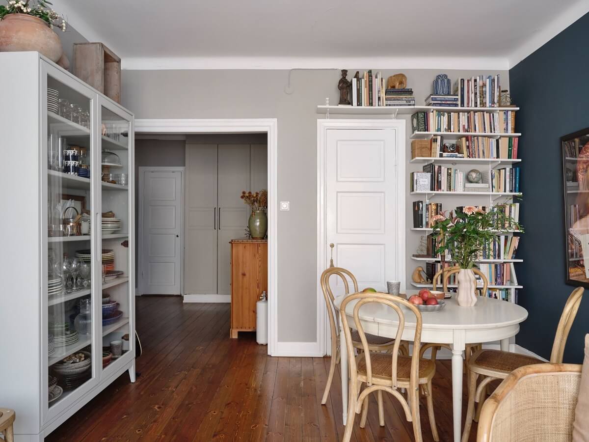 living-room-wooden-floor-round-table-shelves-nordroom