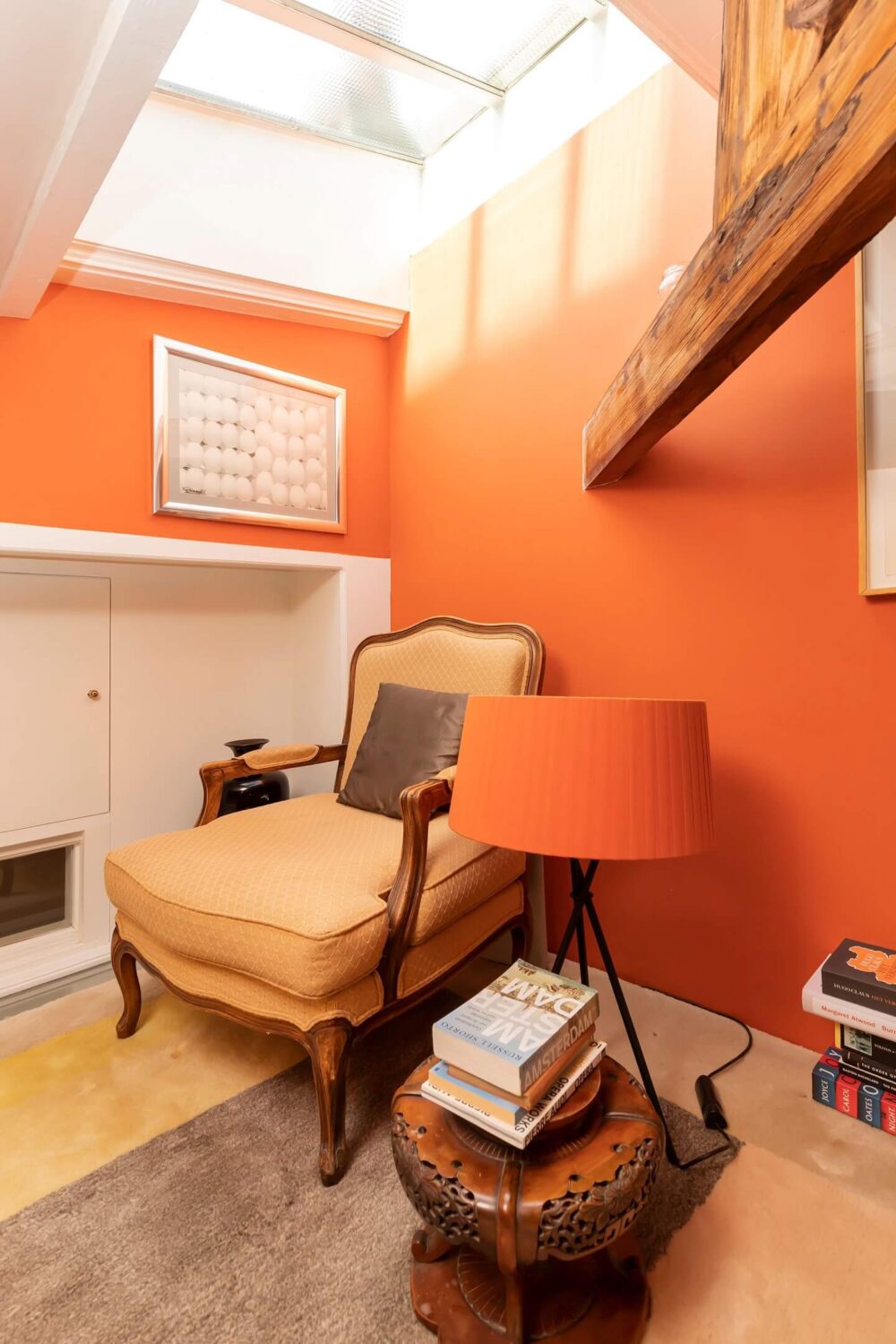 loft-reading-nook-orange-walls-wooden-beams-nordroom