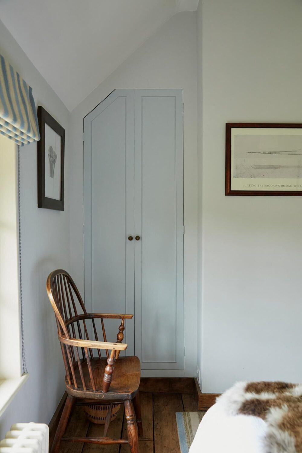 pale-blue-bedroom-raw-wooden-floorboards-built-in-closet-nordroom