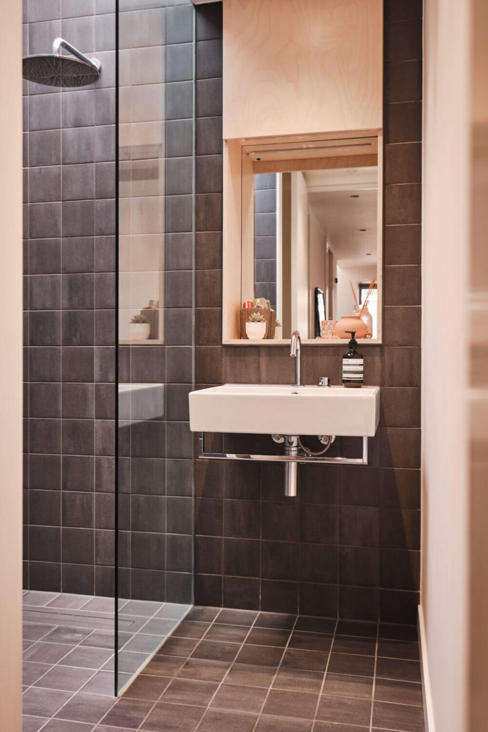 small-bathroom-walk-in-shower-dark-gray-tiles-nordroom