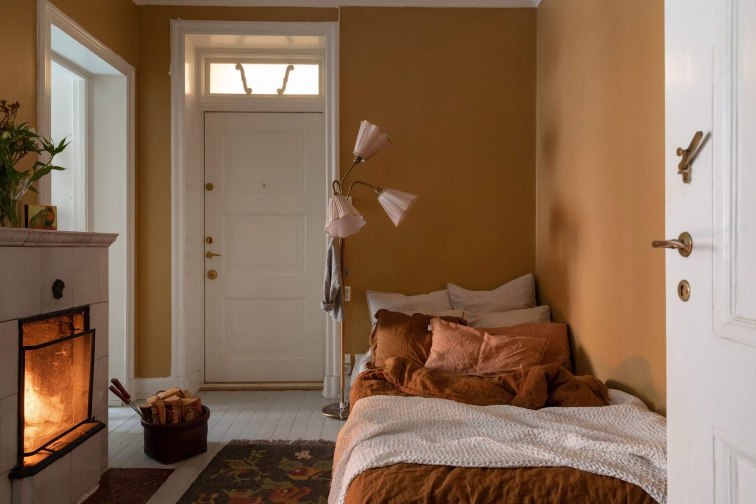small-bedroom-earhty-walls-large-rug-wooden-floor-nordroom