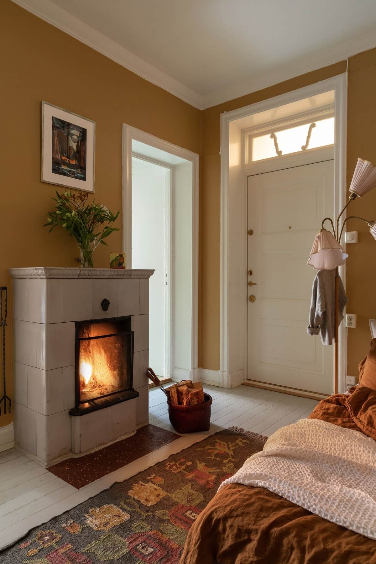 small-hallway-turned-bedroom-firpelace-large-rug-nordroom