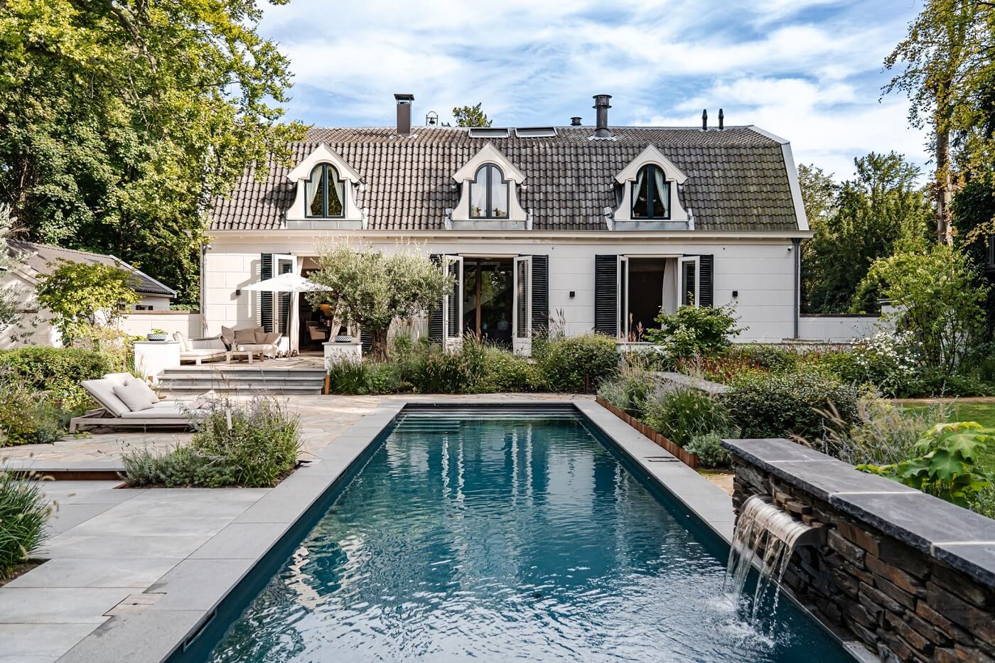 swimming-pool-garden-white-exterior-dutch-carriage-housevnordroom