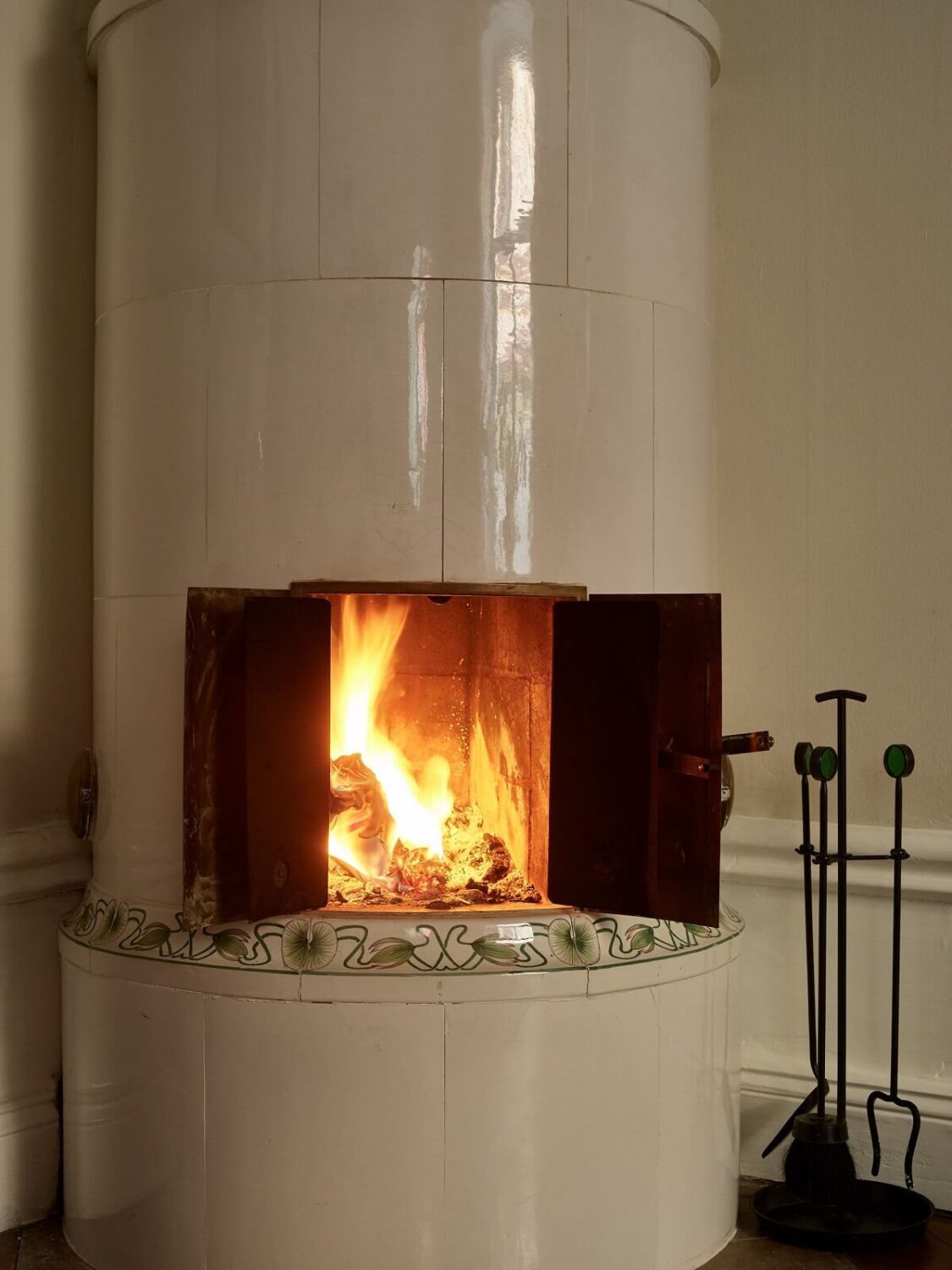 tiled-swedish-fireplace-kakelugn-nordroom