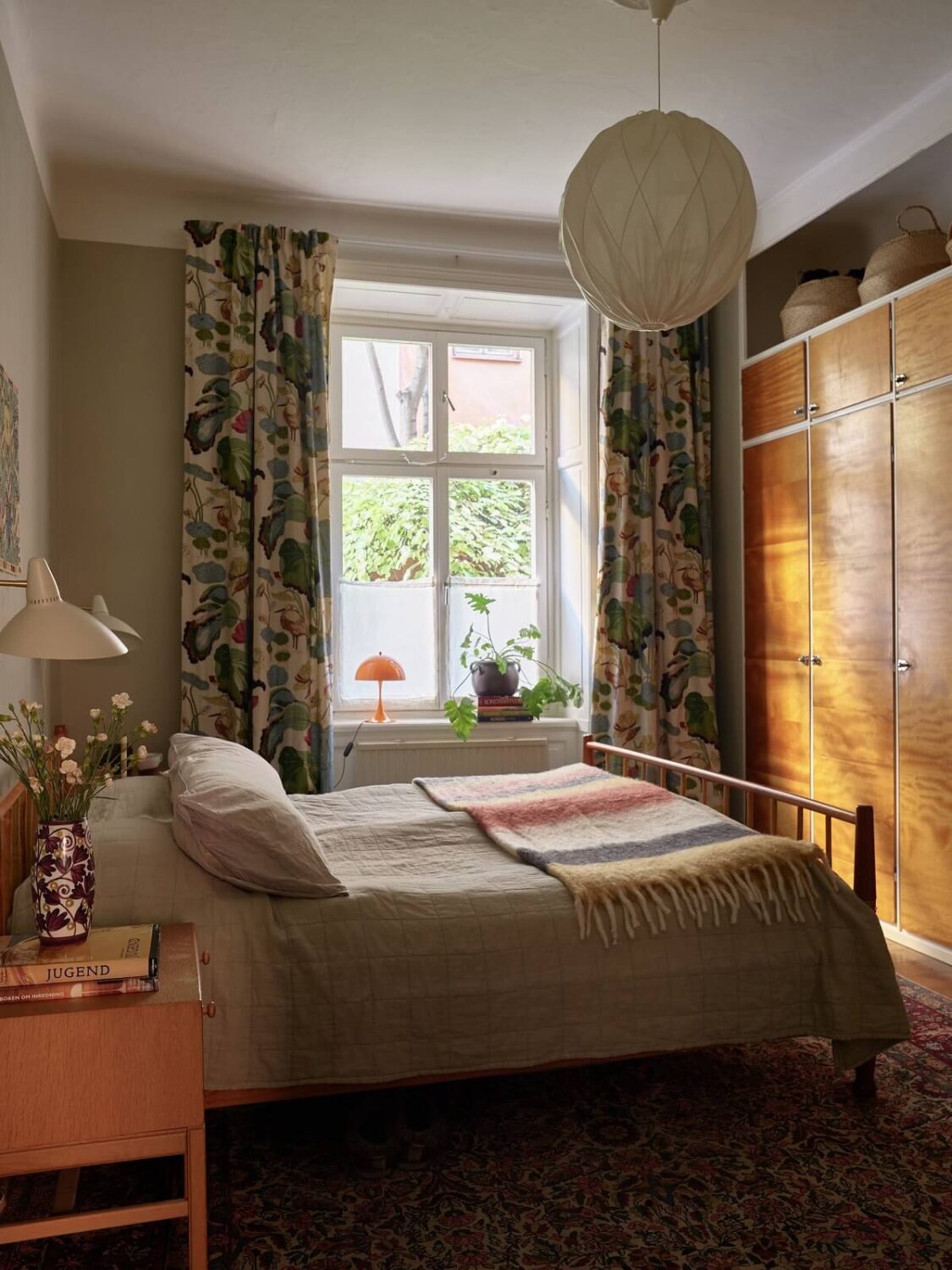 vintage-bedroom-built-in-wardrobes-large-rug-nordroom