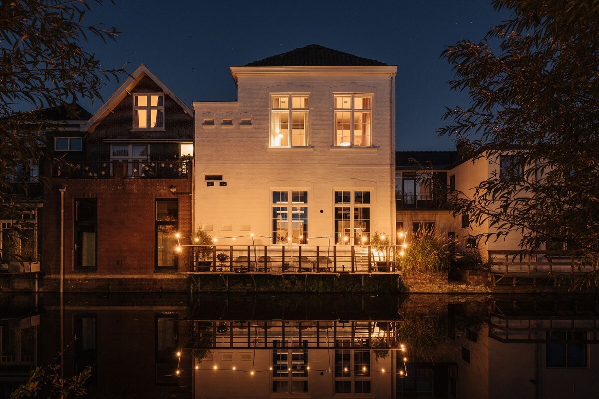 white-townhouse-at-night-canal-nordroom