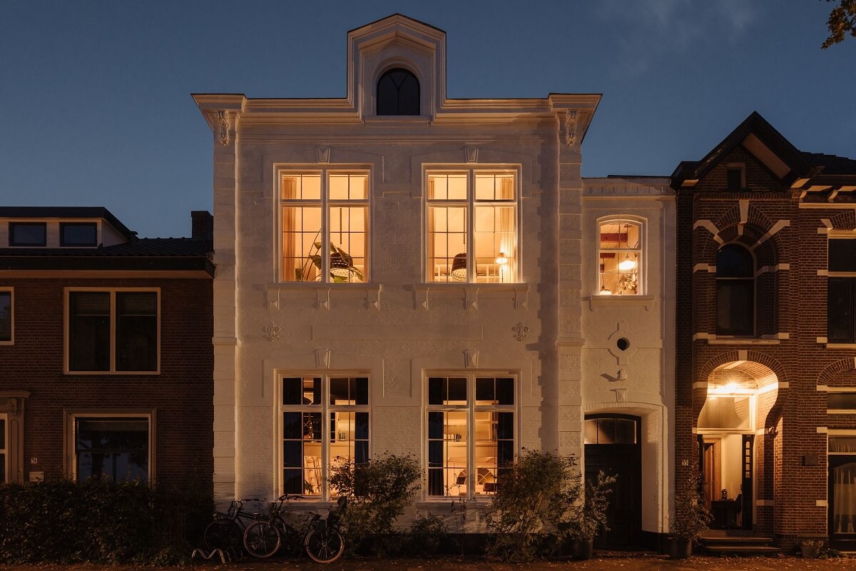 white-townhouse-at-night-netherlands-nordroom