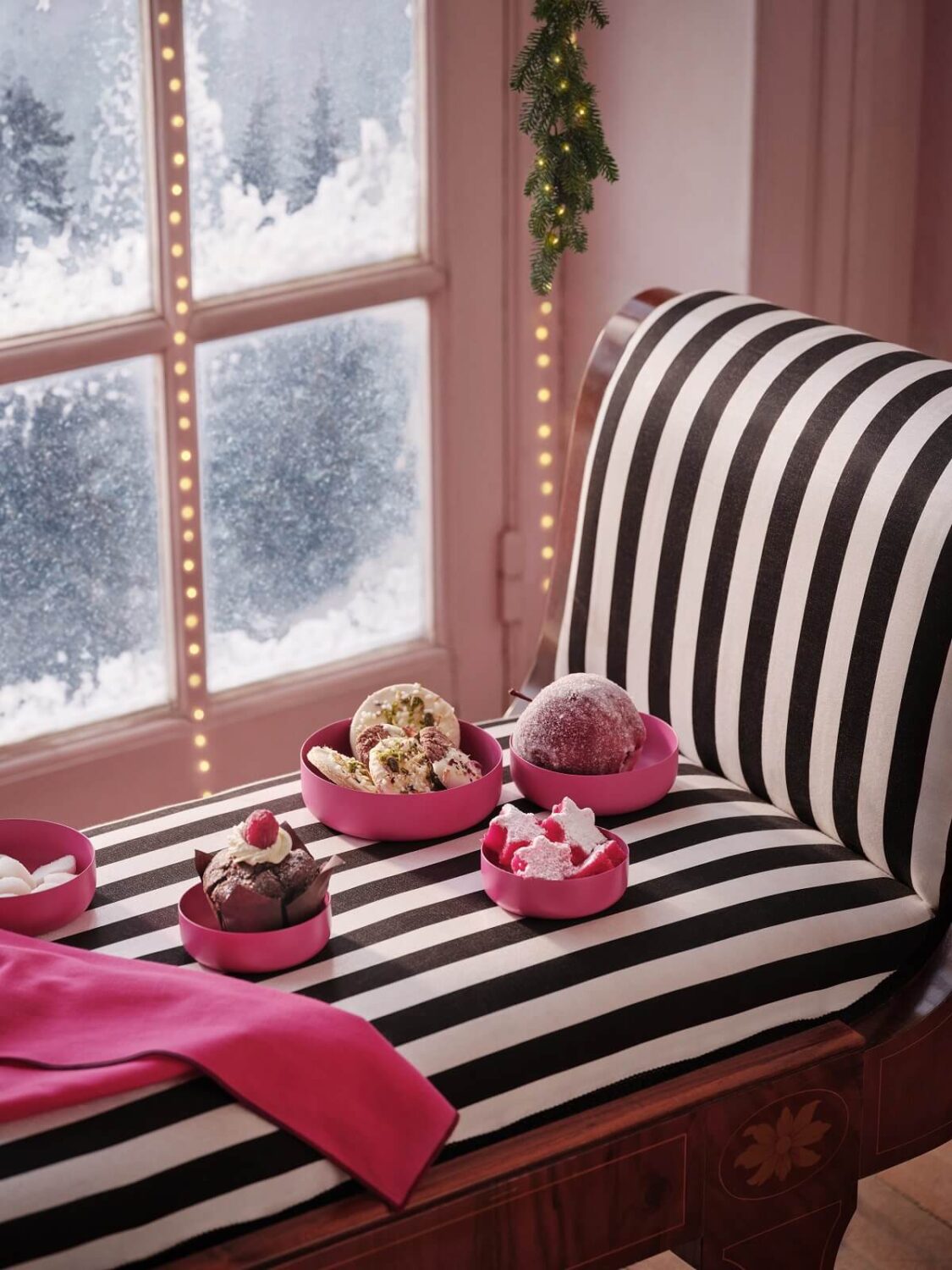 window-seat-hm-home-christmas-collection-2022-nordroom