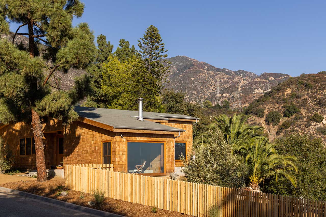 Exterior-mountaintop-House-Altadena-William-Hunter-Collective-hills-nordroom