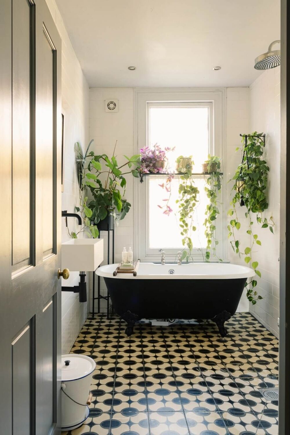 bathroom-black-white-floor-tiles-plants-black-clawfoot-bath-nordroom