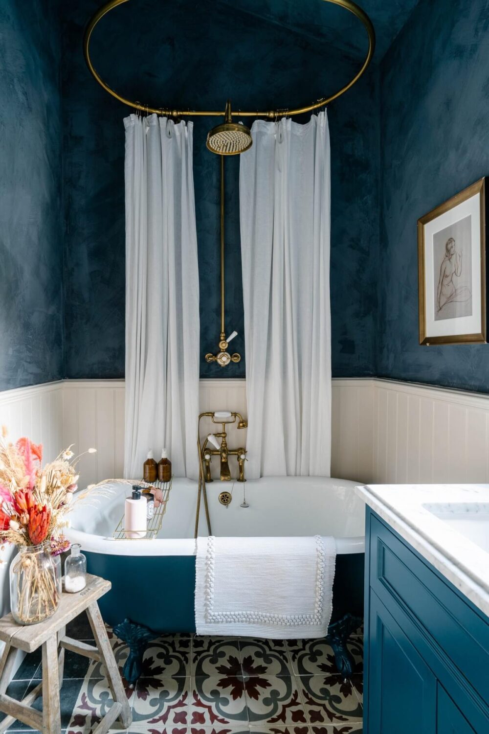 bathroom-blue-clawfoot-bath-nightshade-bauwerk-wall-color-nordroom