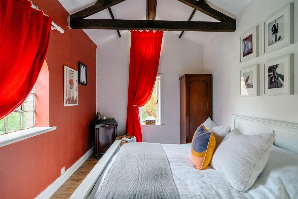 bedroom-exposed-wooden-beams-red-wall-nordroom