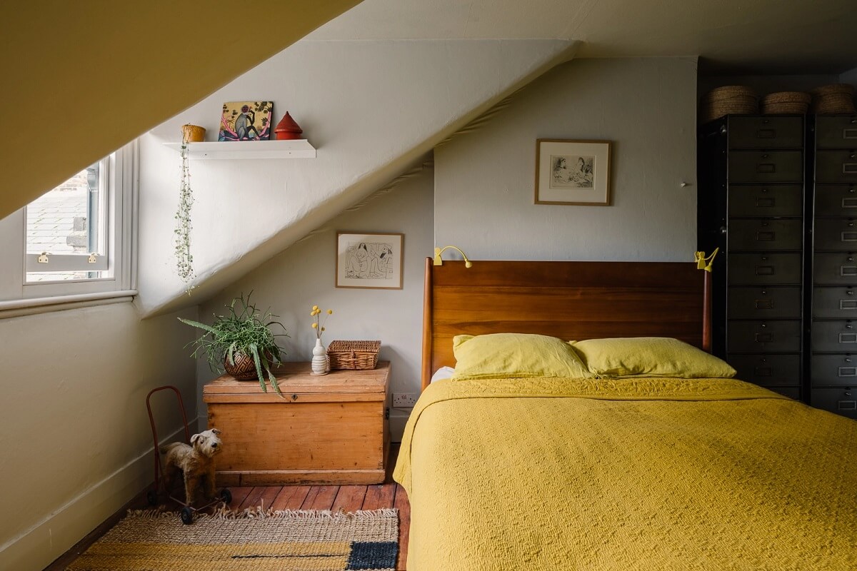 bedroom-slanted-ceiling-yellow-color-accents-nordroom