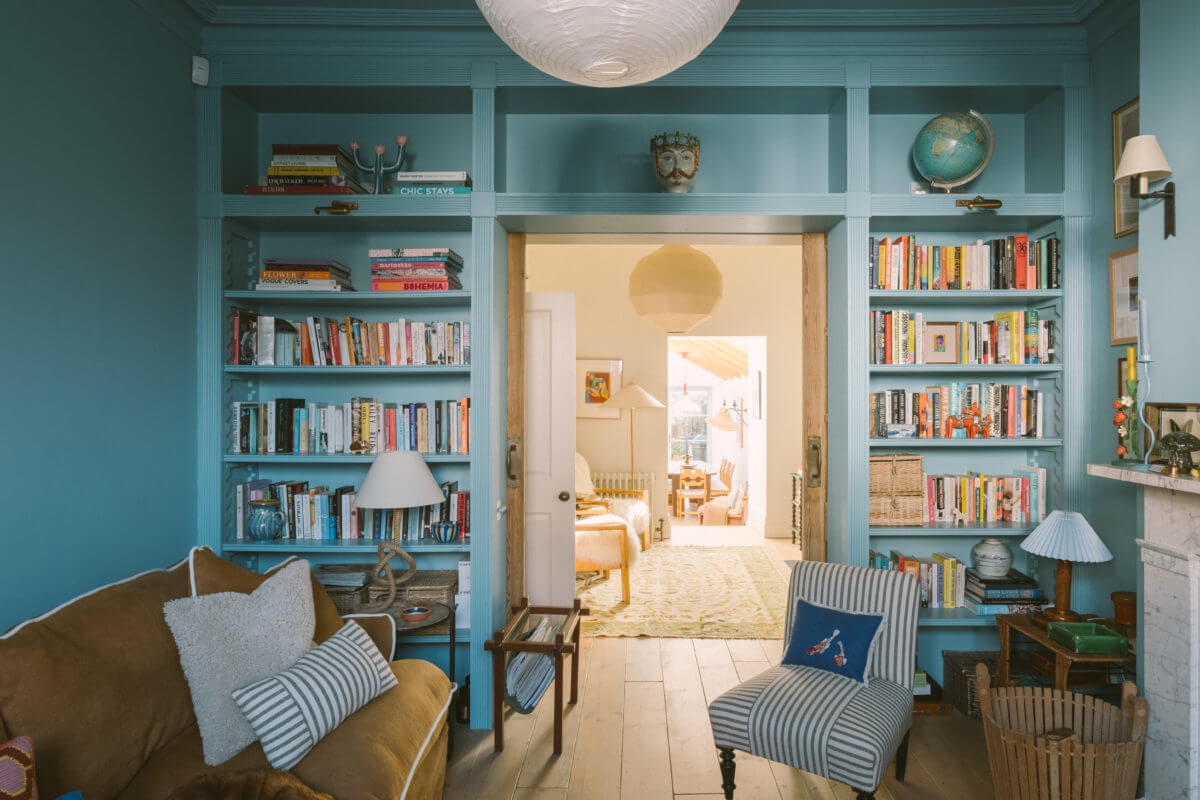 blue-sitting-room-bookshelves-sliding-doors-nordroom