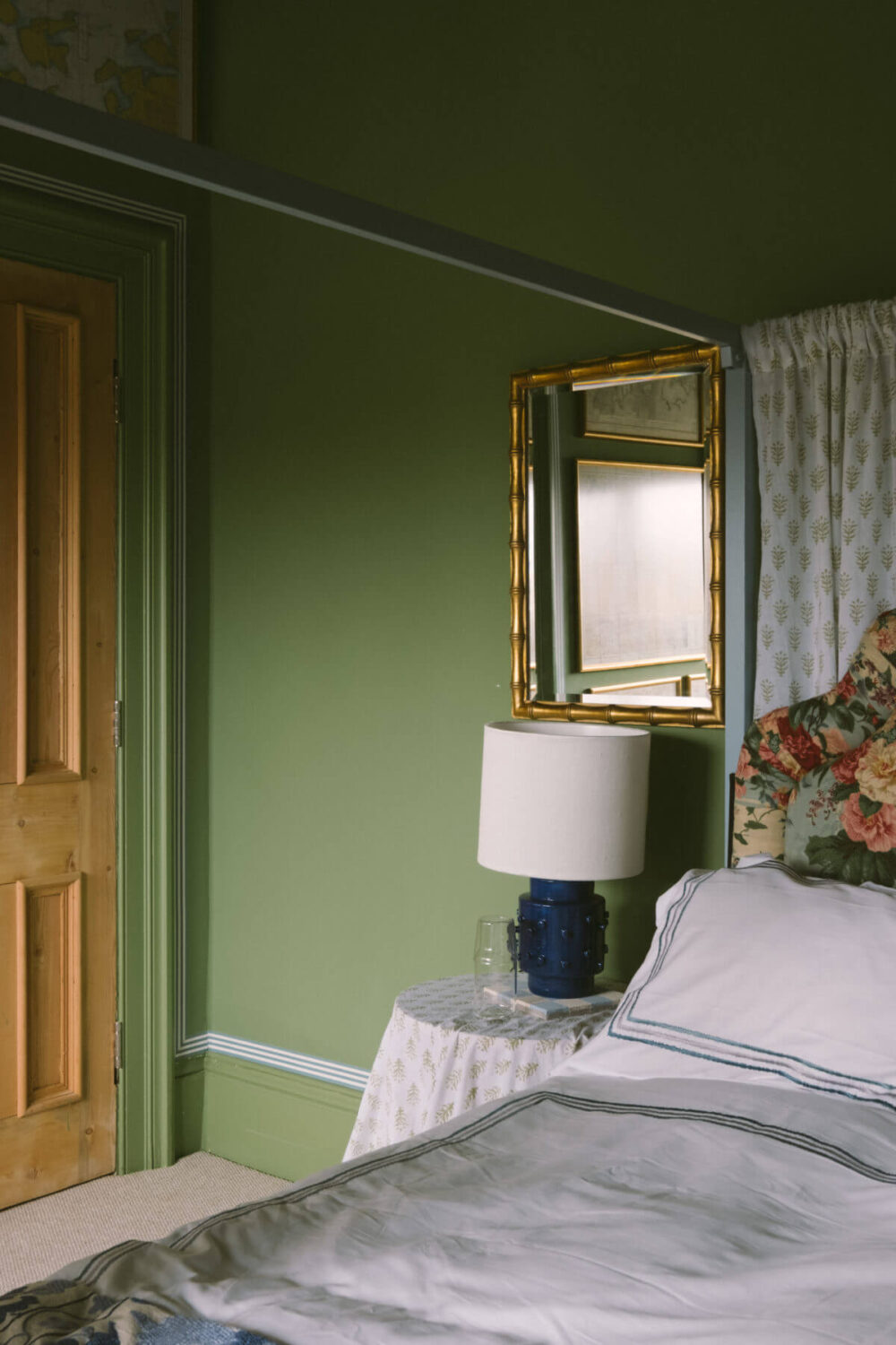 canopy-bed-green-walls-vintage-bedroom-nordroom