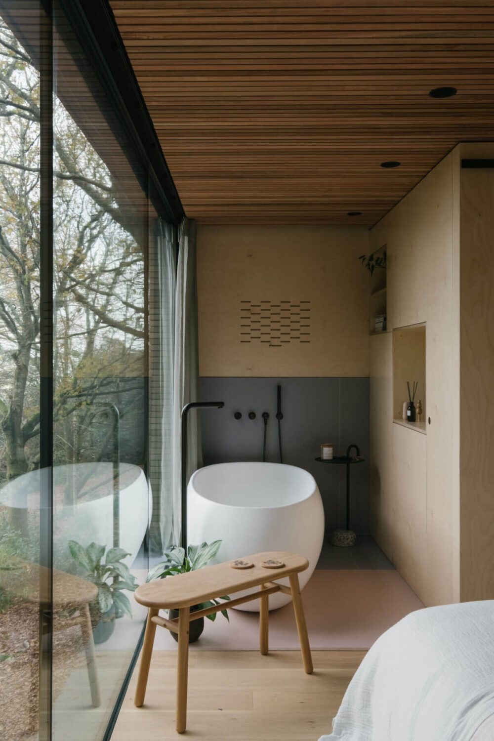 freestanding-bath-bedroom-modern-scandi-style-lodge-nordroom