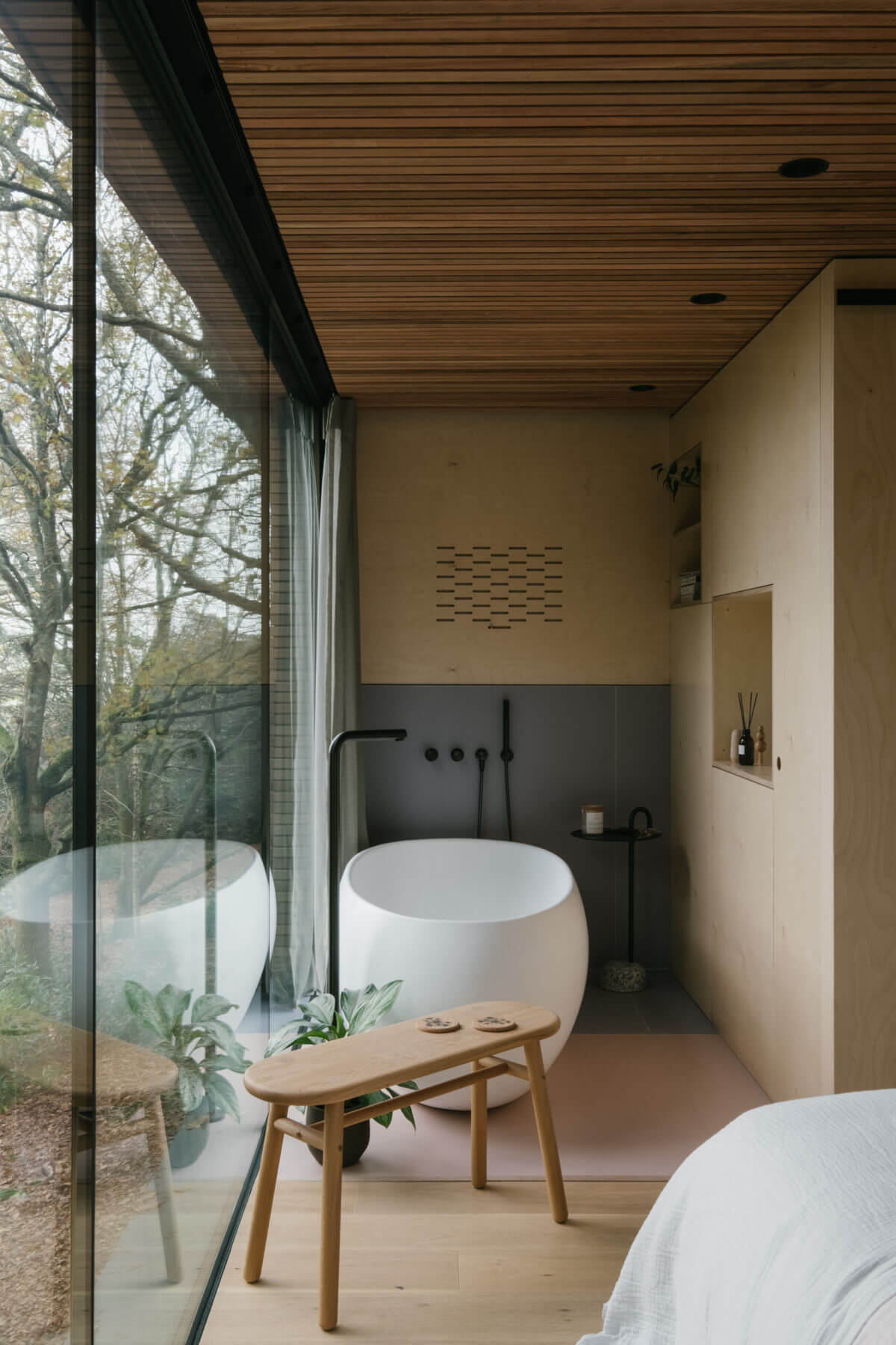 freestanding-bath-bedroom-modern-scandi-style-lodge-nordroom