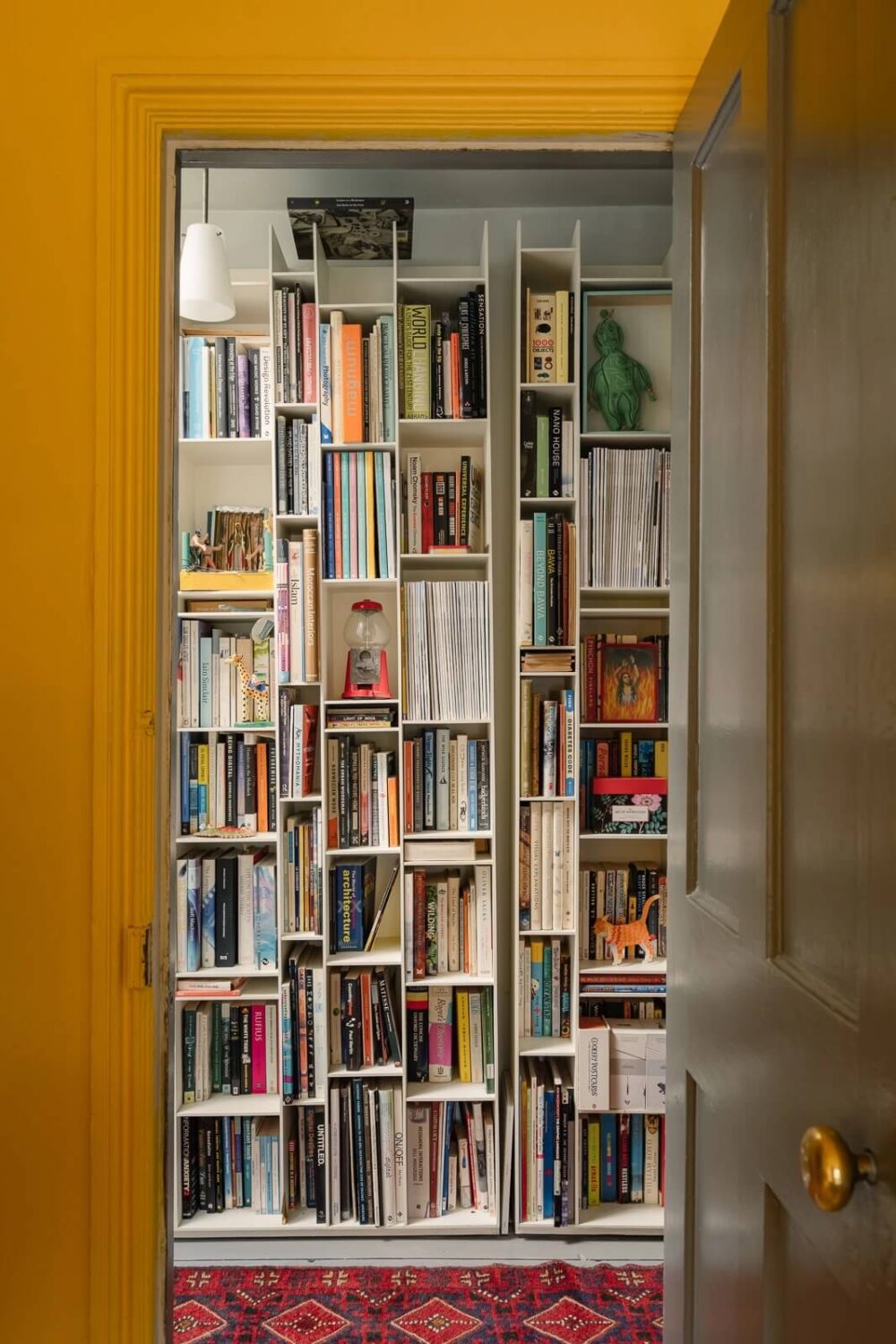 hallway-bookshelves-pink-rug-nordroom