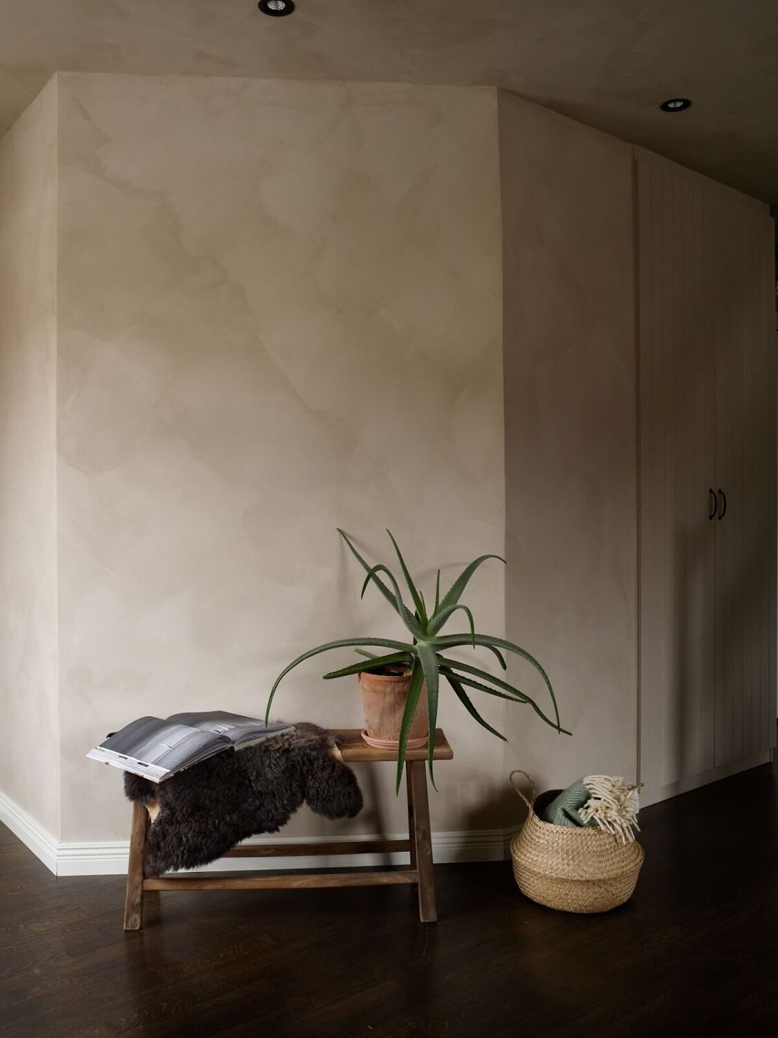 hallway-chalkpaint-walls-jotun-sand-built-in-cabinets-nordroom