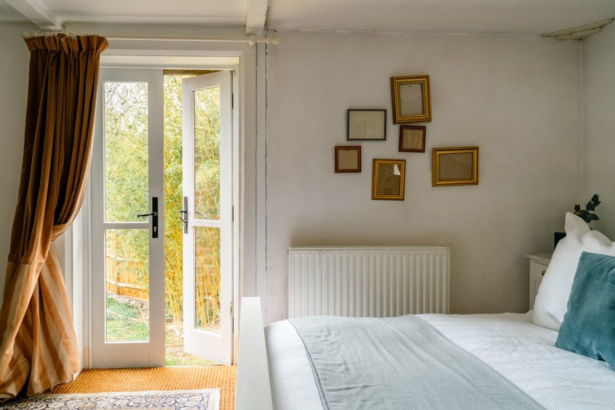 light-bedroom-ochre-yellow-curtains-nordroom