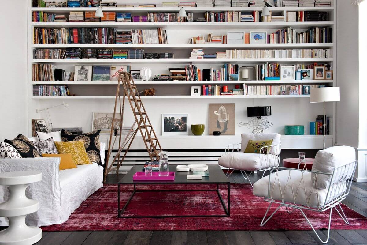 living-room-pink-rug-bookshelfs-viva-magenta-pantone-color-year-2023-nordroom