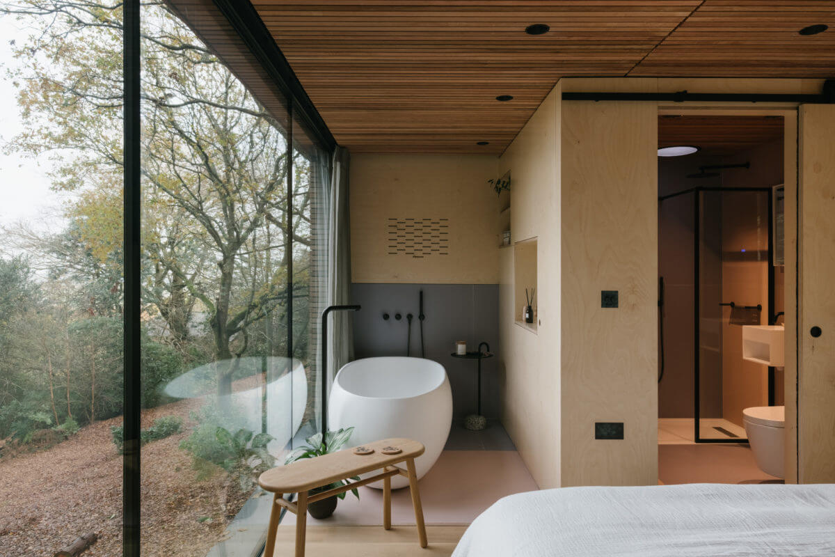 modern-bedroom-freestanding-bath-windows-modern-lodge-nordroom