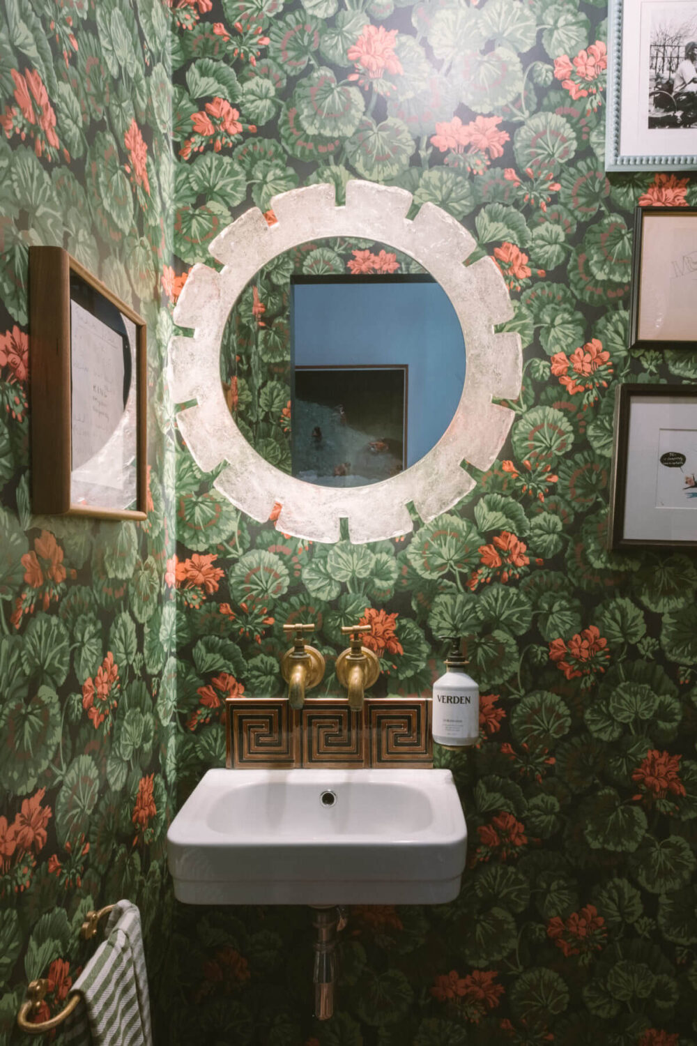 powder-room-floral-wallpaper-nordroom