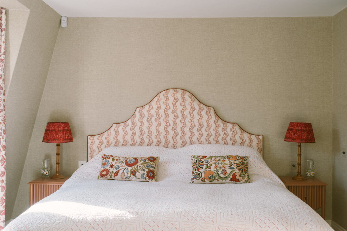 serene-bedroom-pink-color-accent-nordroom