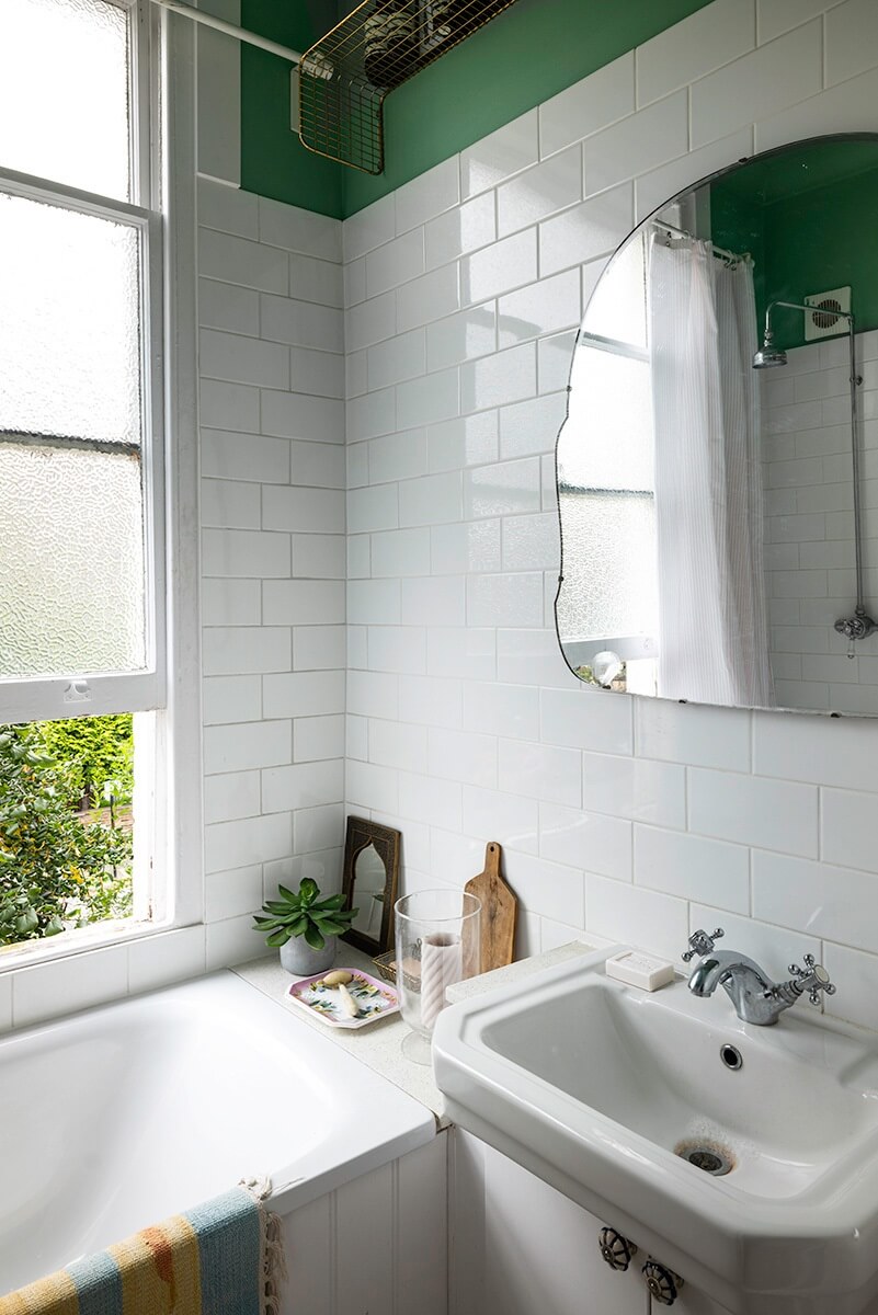 small-bathroom-white-tiles-green-walls-nordroom