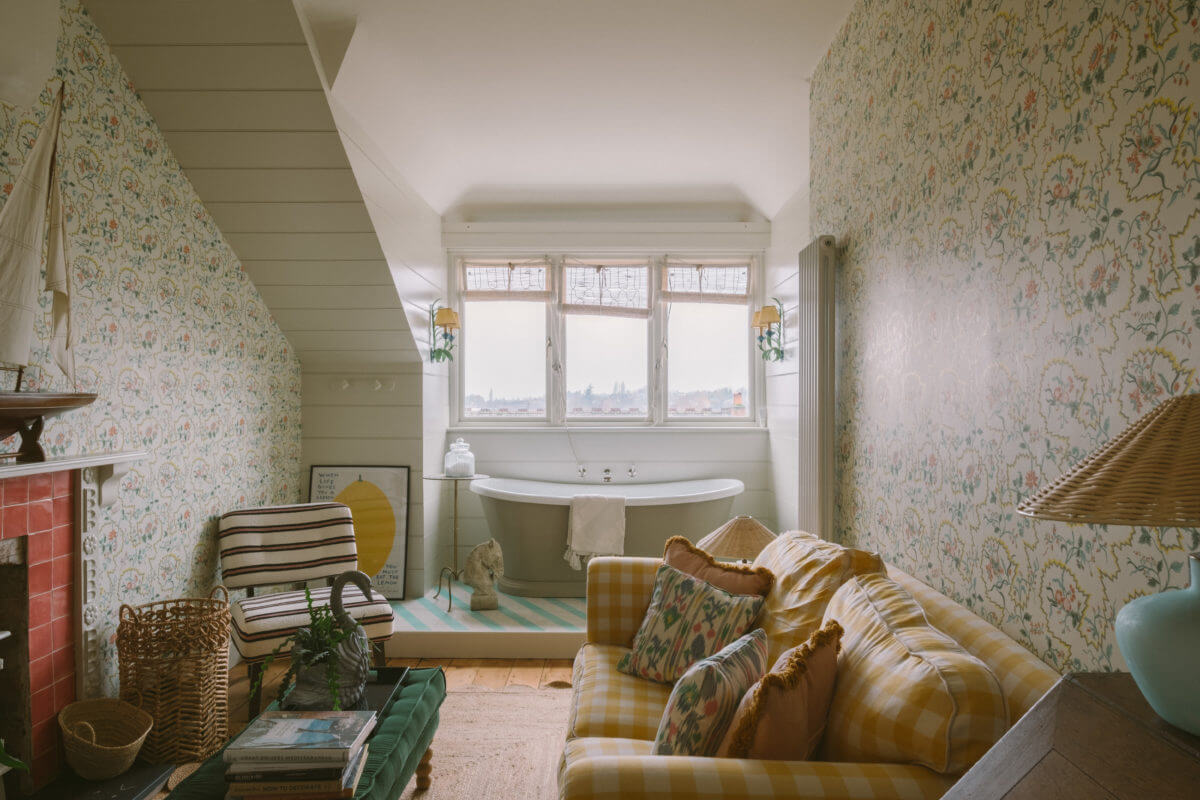 snug-wallpaper-slanted-ceiling-freestanding-bath-nordroom