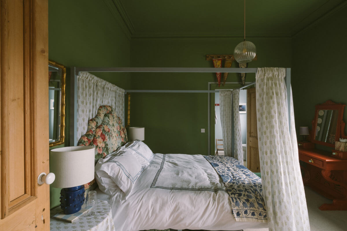 vintage-bedroom-green-walls-ceiling-canopy-bed-nordroom