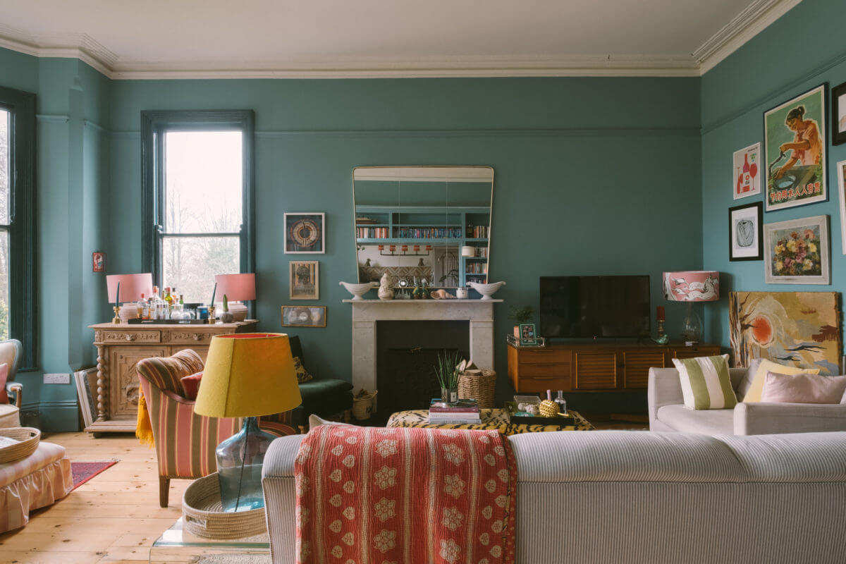 vintage-eclectic-living-room-blue-walls-nordroom