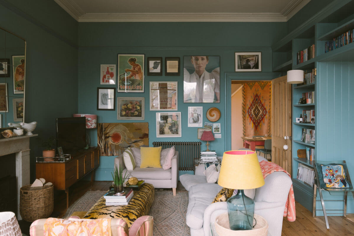 vintage-eclectic-living-room-gallery-wall-bookshelves-blue-walls-nordroom