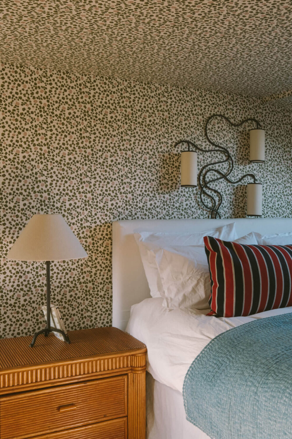 wallpaper-bedroom-white-headboard-nordroom