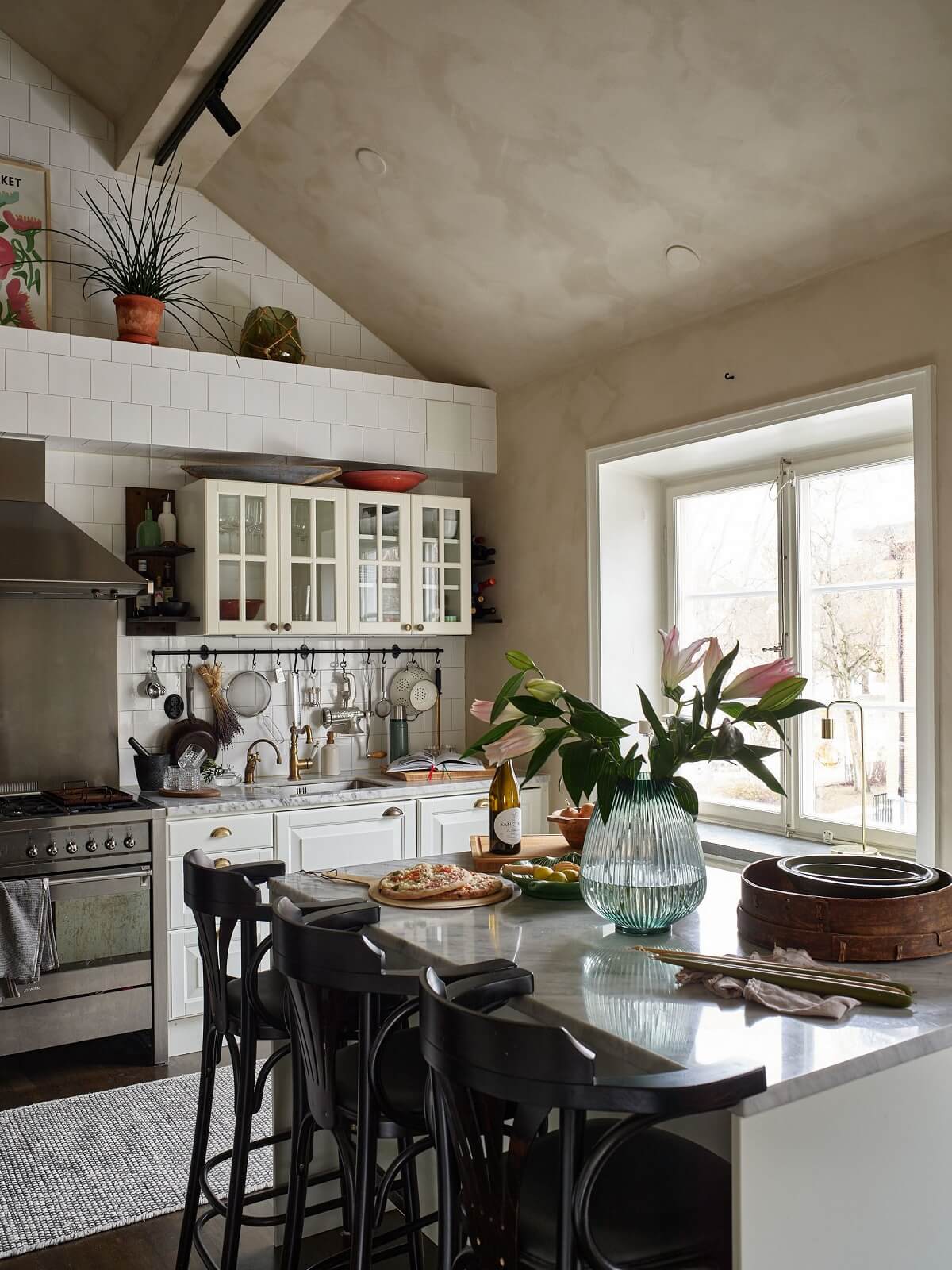 white-country-style-kitchen-island-breakfast-bar-chalk-paint-walls-nordroom