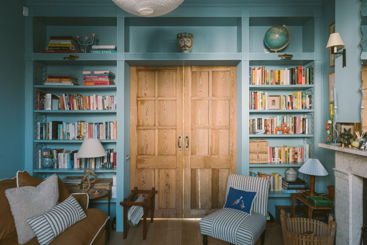 wood-sliding-doors-bookshelves-blue-sitting-room-nordroo