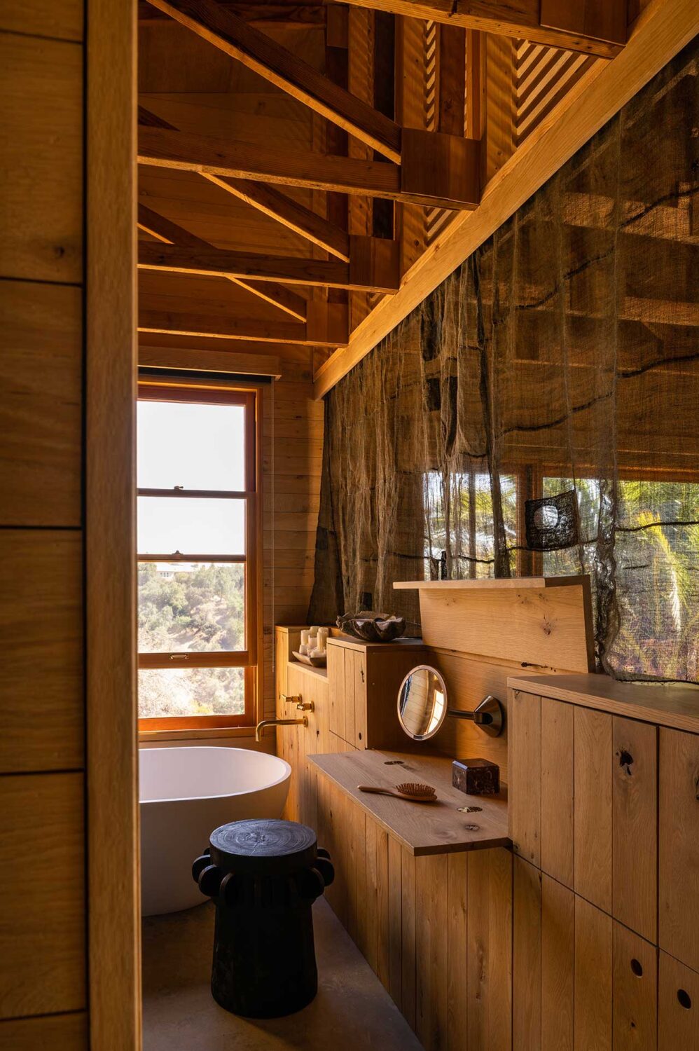 wooden-bathroom-exposed-beams-built-in-storage-nordroom