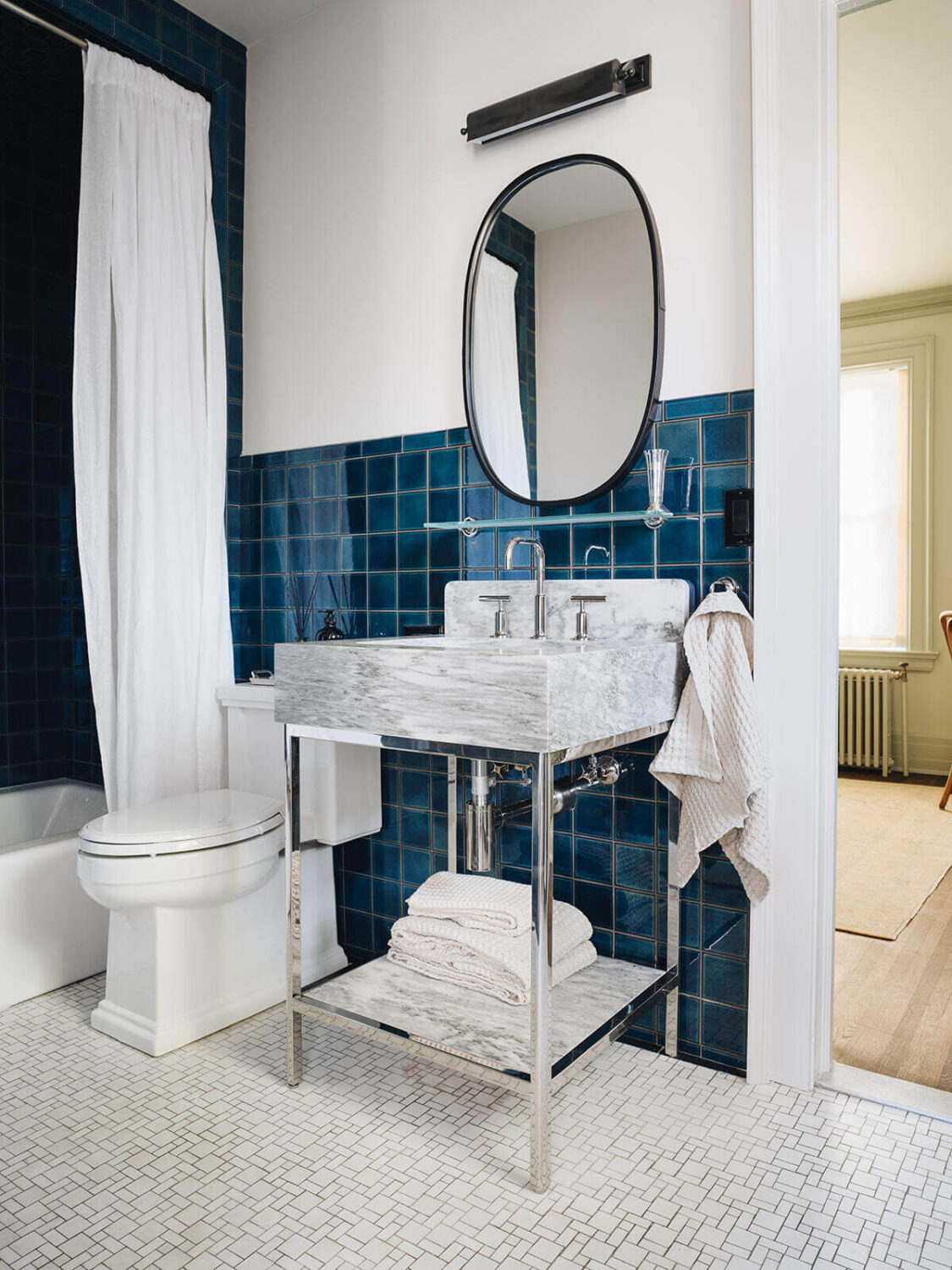 bathroom-glossy-blue-tiles-white-walls-nordroo