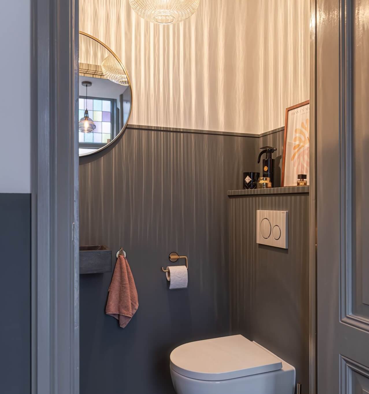 bathroom-gray-walls-round-mirror-nordroom
